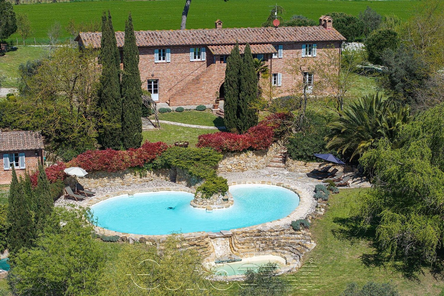 CASTIGLIONEDEL LAGO. Casale con dependance, piscina e parco.