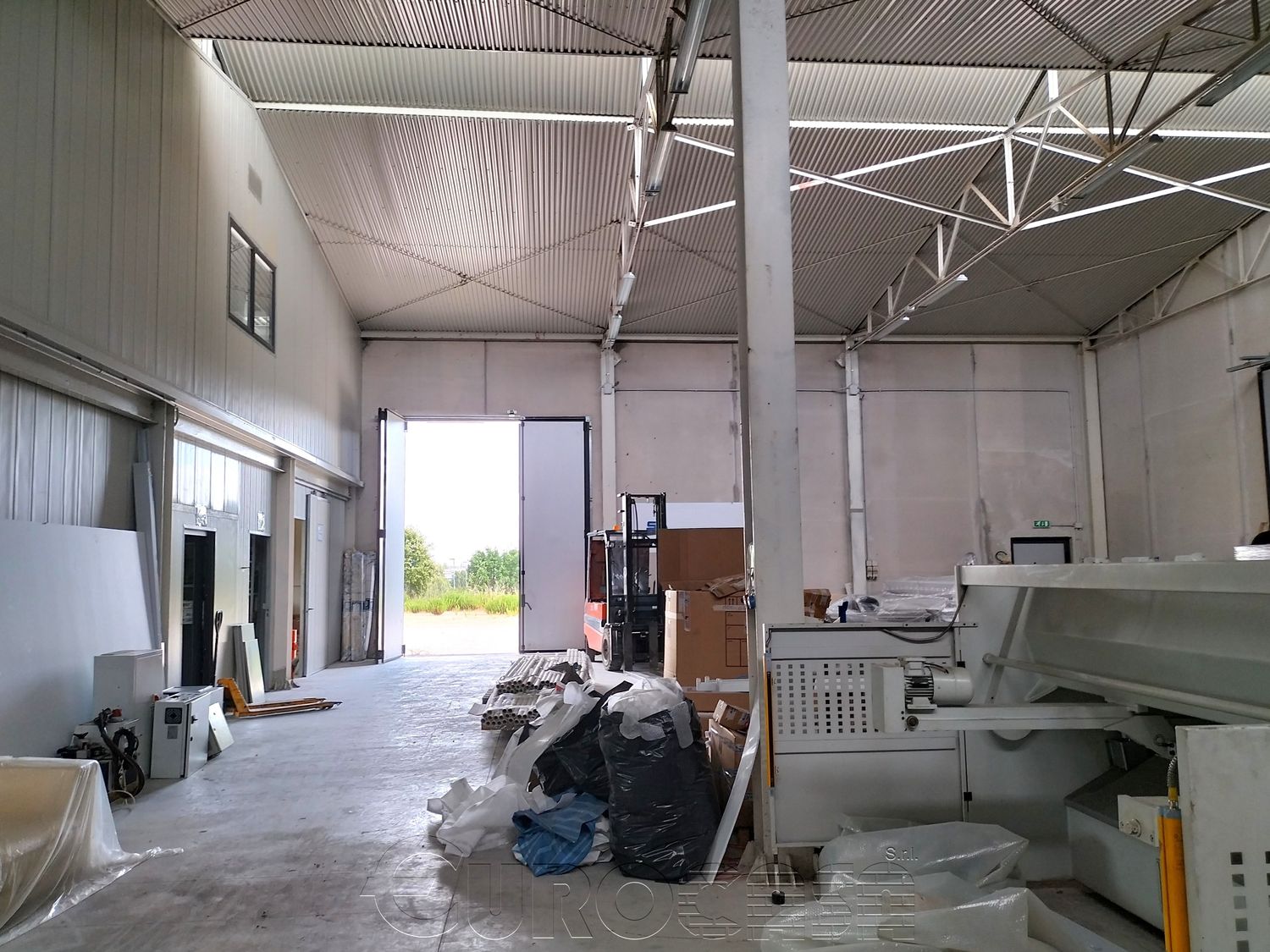 CITTA' DI CASTELLO. Capannone di 700 mq. con 4.400 mq. di corte.