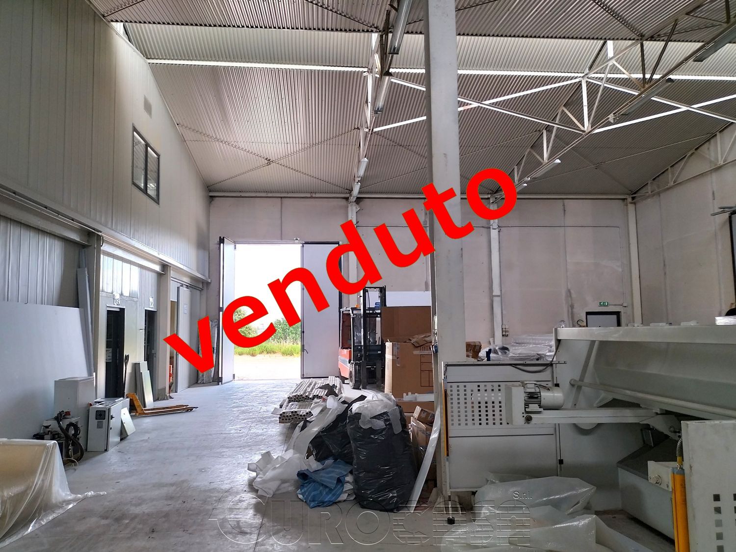 CITTA' DI CASTELLO. Capannone di 700 mq. con 4.400 mq. di corte.