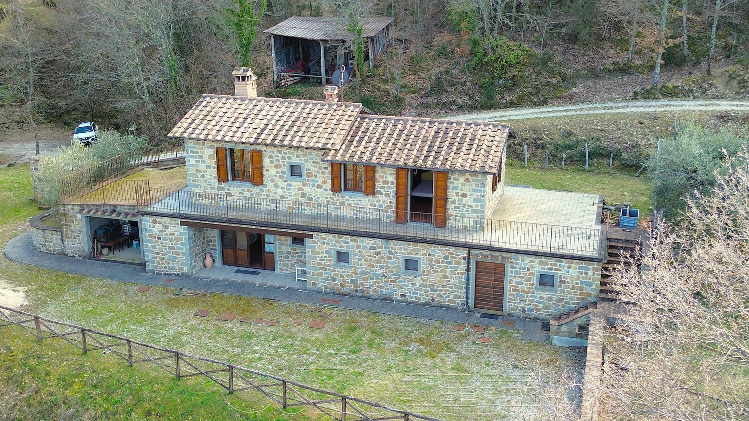 CORTONA. Casale con annesso ed ampio terreno