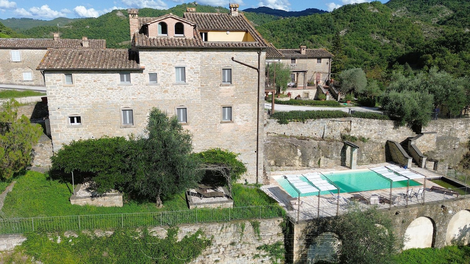 MONTONE. Complesso residenziale con 7 appartamenti, ristorante e piscina