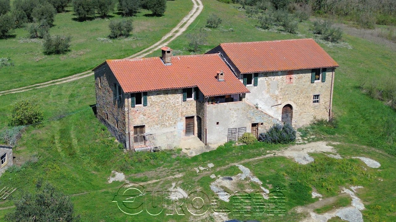 MUGNANO. Casale con annessi e 5 ettari di terreno con oliveto