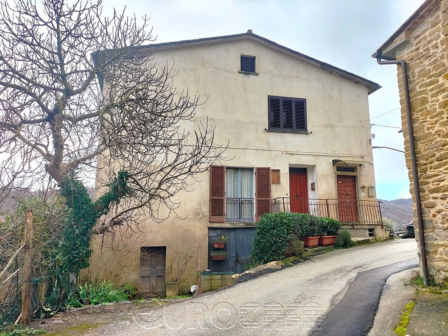 MONTONE. Appartamento indipendente con cantine e corte privata