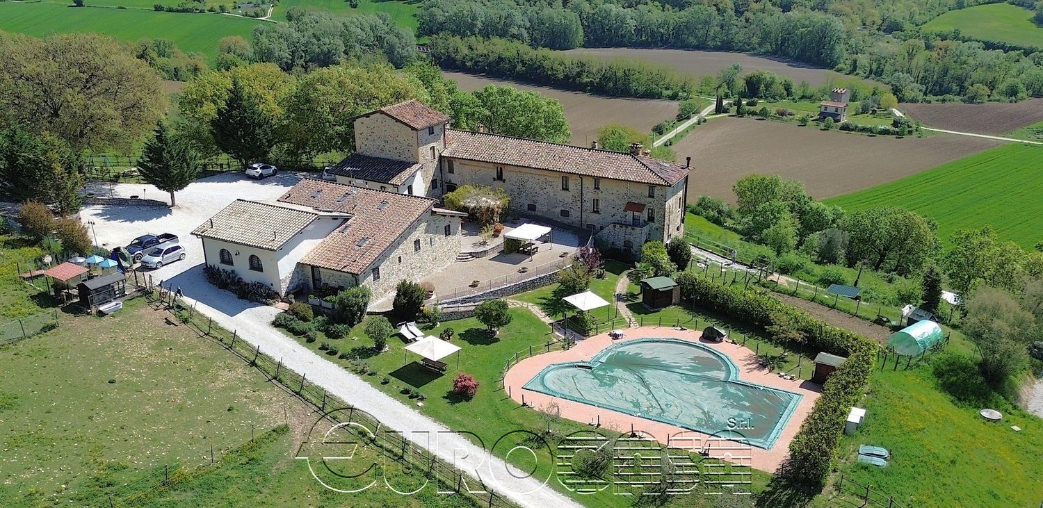 UMBERTIDE. Azienda agraria con appartamenti, ristorante e oliveto