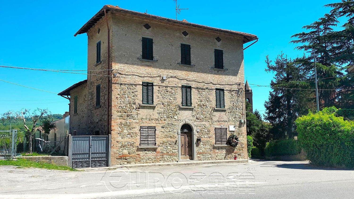 UMBERTIDE. Casale con giardino divisibile in 2 unità
