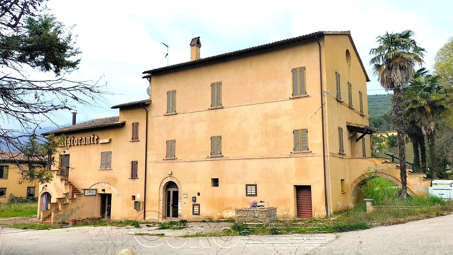 SPELLO. Casale con ristorante e 8 appartamenti arredati