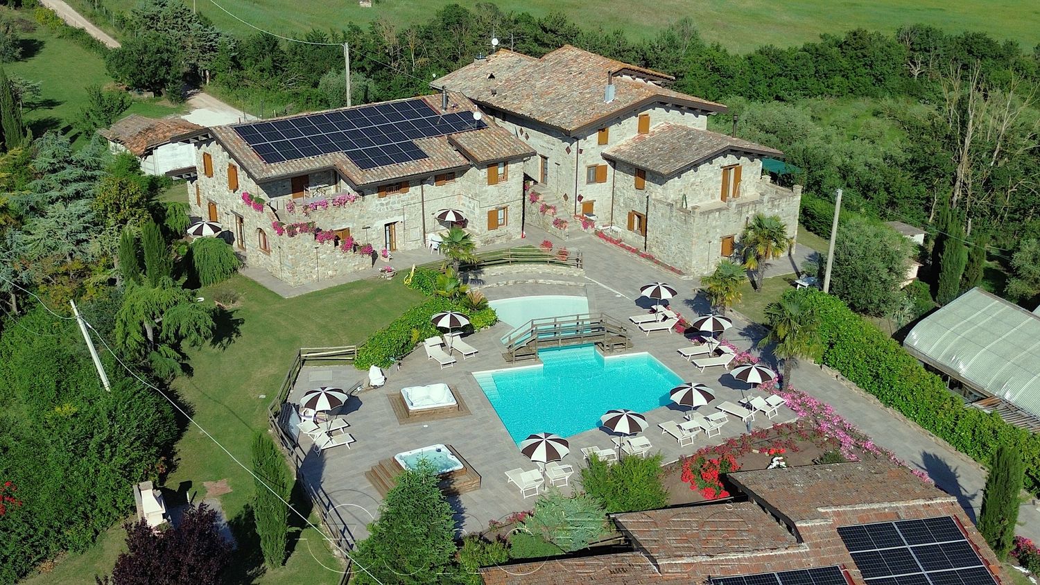 UMBERTIDE. Borgo con 11 appartamenti, 30 ettari di terreno e serra