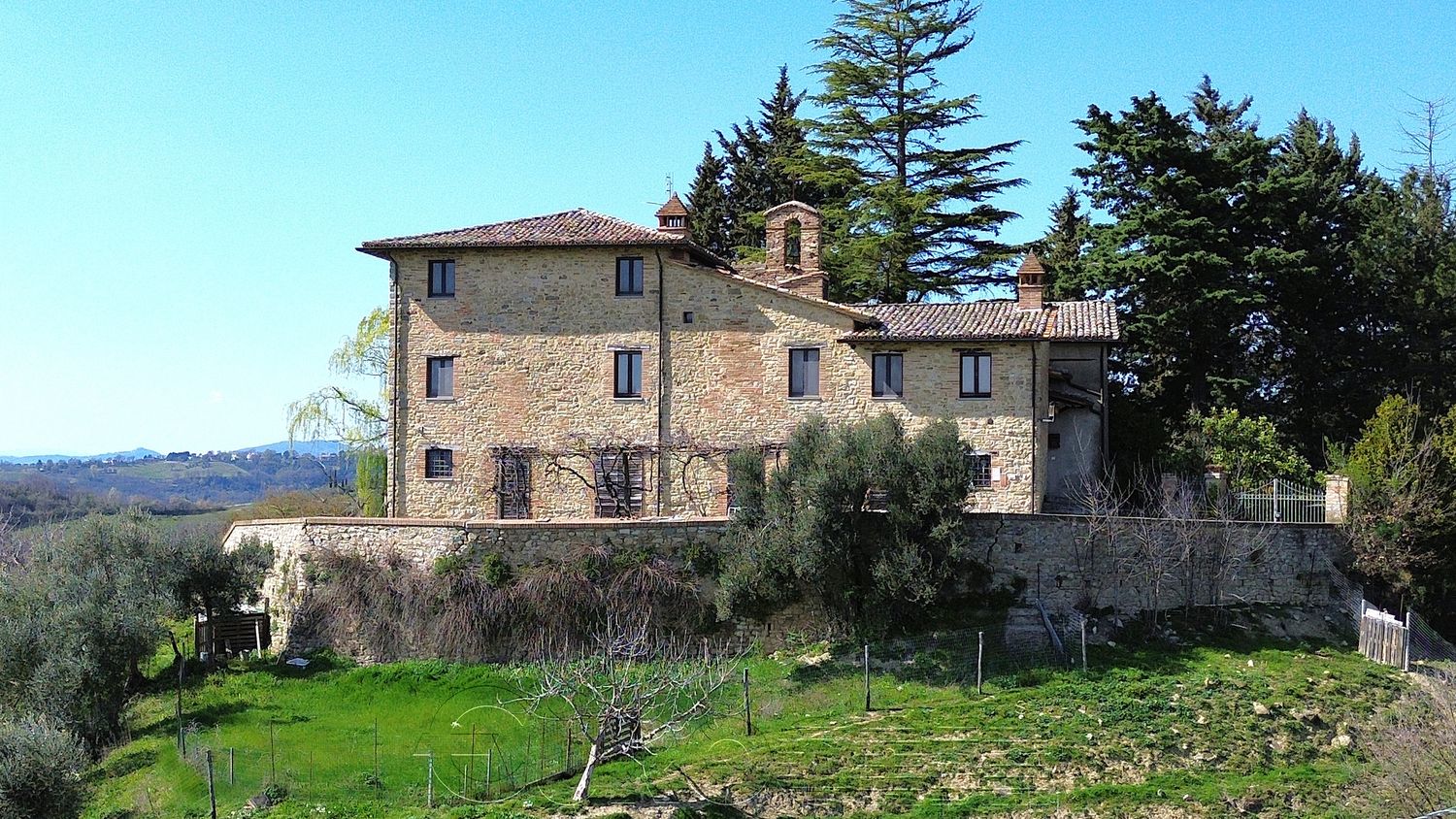 UMBERTIDE. Casale comodo con bella esposizione panoramica