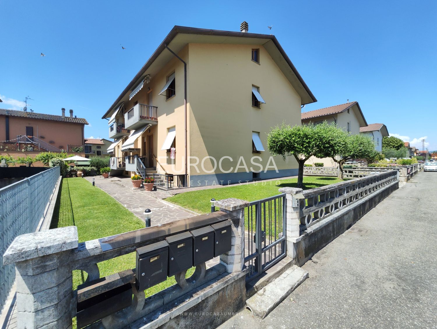 CERBARA. Appartamento ristrutturato di 95 mq con mansarda abitabile, garage, fondo e giardino privato
