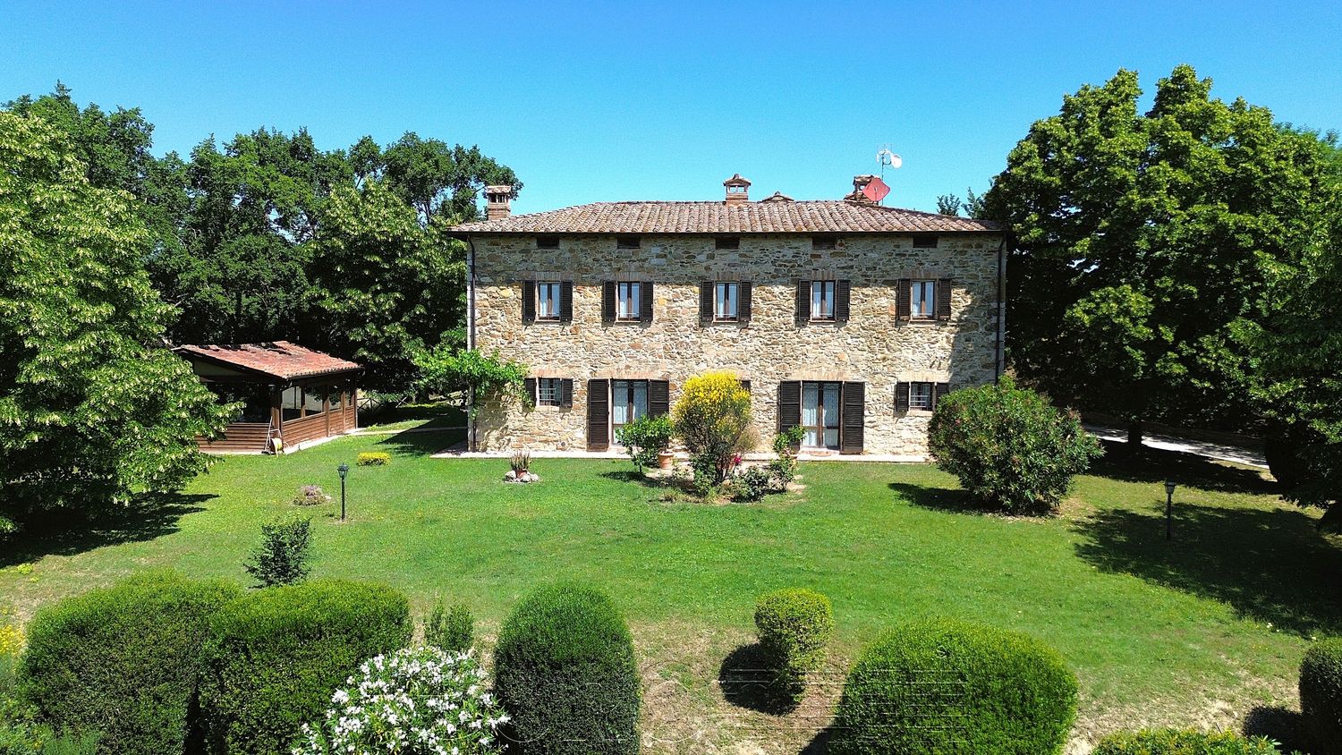 CORCIANO. Casale con piscina e 5.000 mq. di terreno