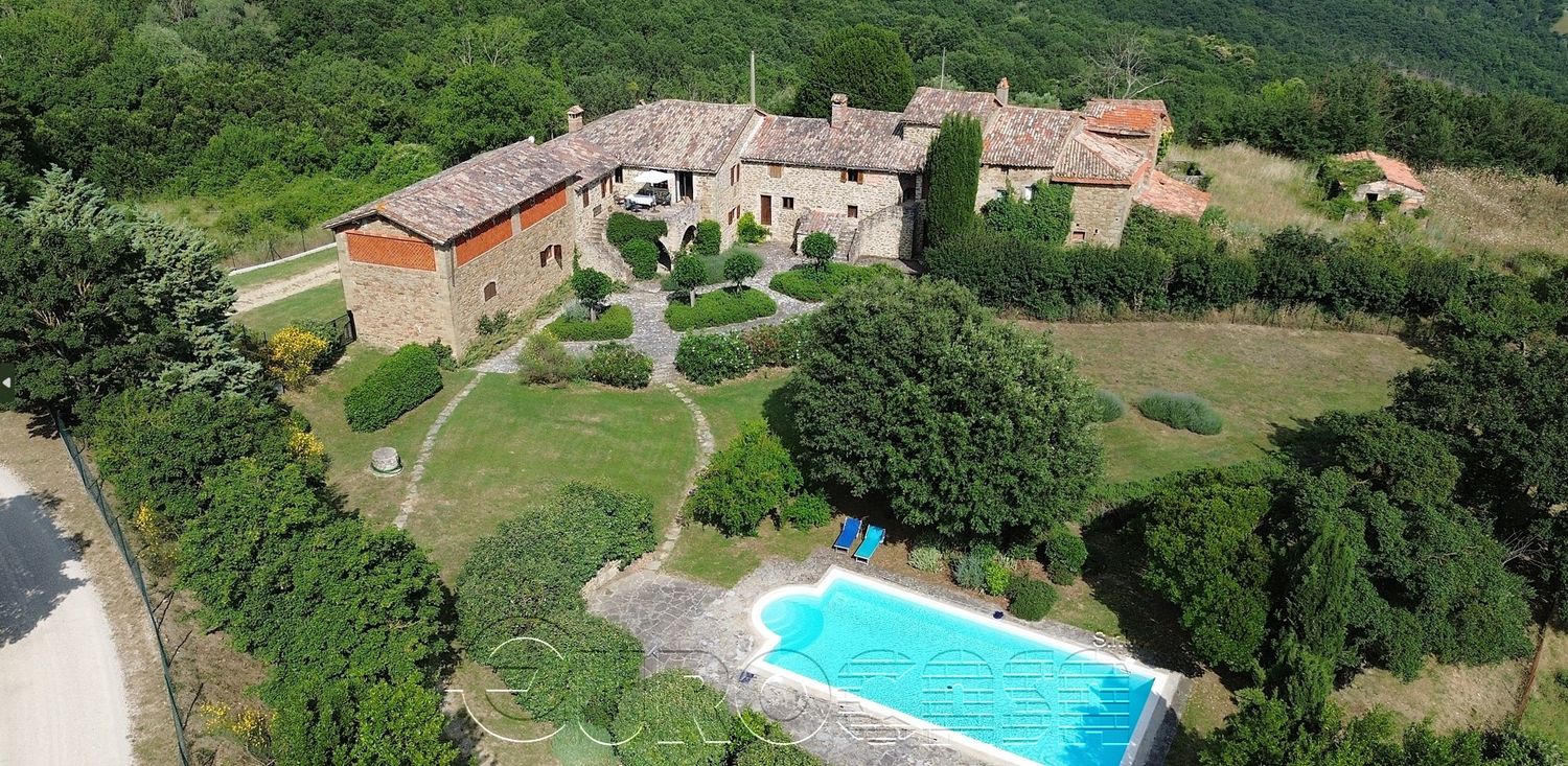 CITTA' DI CASTELLO. Ampio casale con 4 appartamenti e piscina