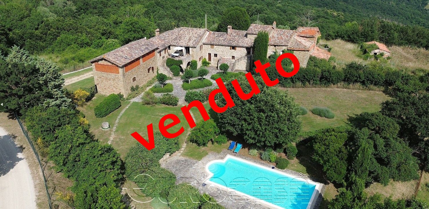 CITTA' DI CASTELLO. Prestigioso casale panoramico con 4 appartamenti, piscina e terreno