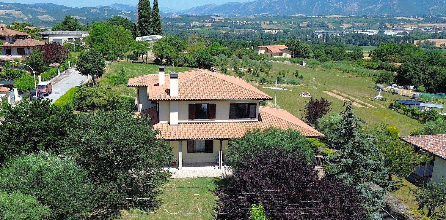 GUALDO TADINO. Intera villa bifamiliare con taverna ed ampio giardino