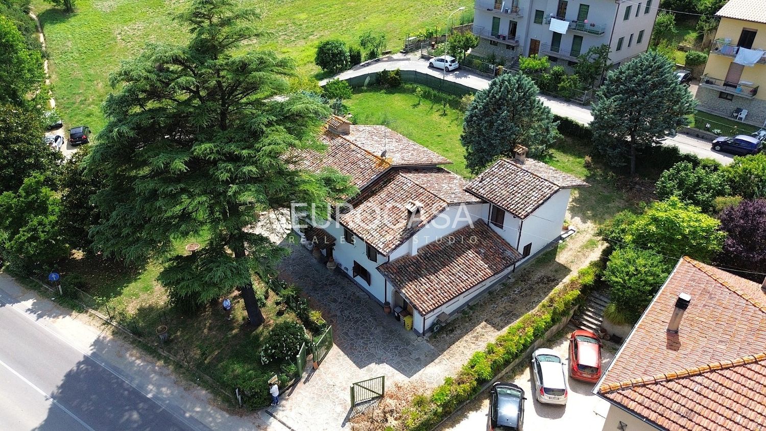 PESCI D'ORO. Villa indipendente di 250 mq predisposta per due unità con ampio parco privato