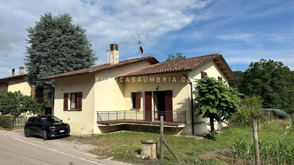 PETRELLE. Casa indipendente con giardino