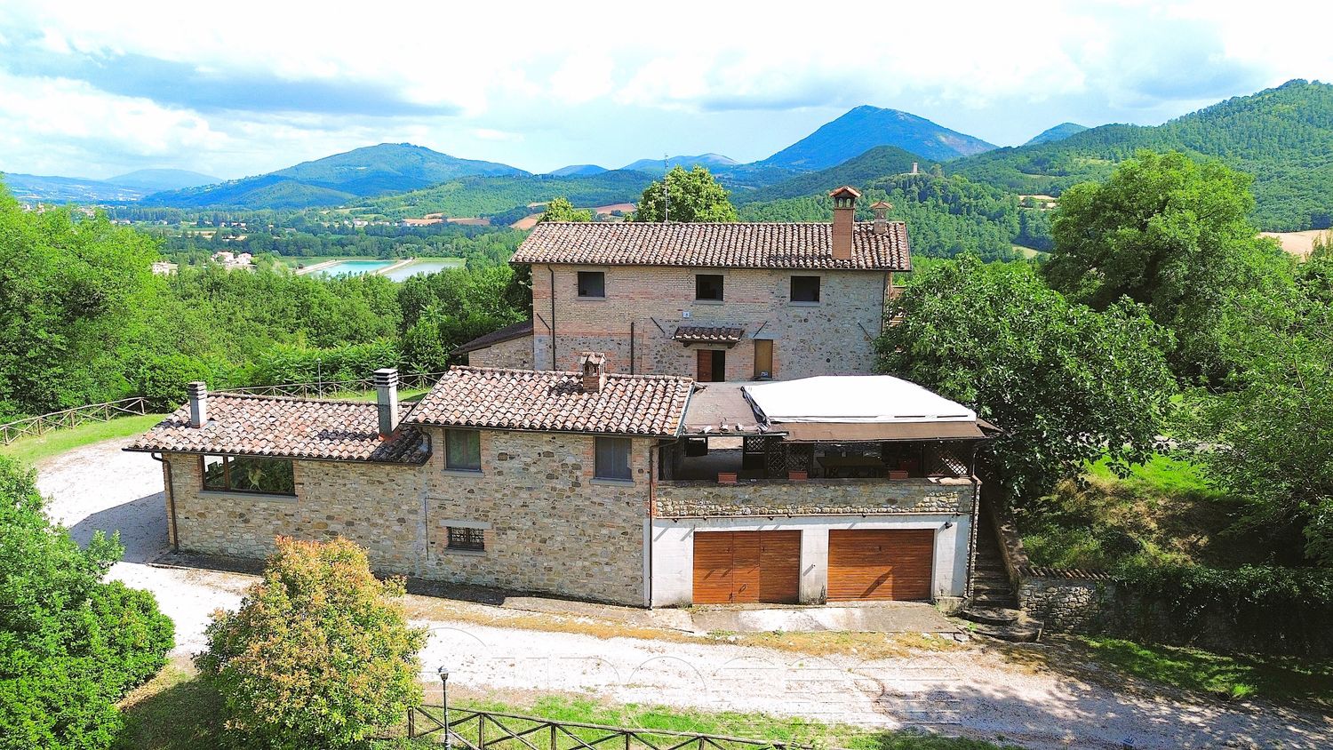 UMBERTIDE. Casale con dependance e 3 ettari di terreno