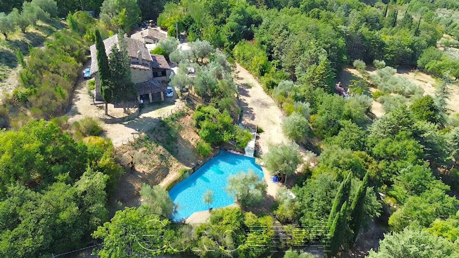 PERUGIA. Casale con dependance, piscina e 2 ettari di terreno