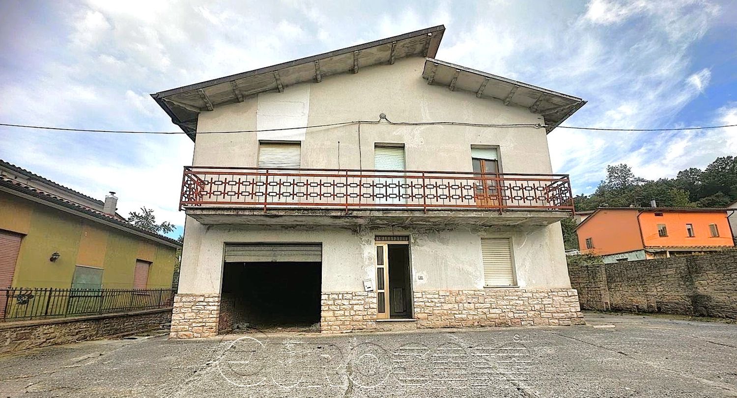 PIETRALUNGA. Villa unifamiliare con ampia piazzale e terreno