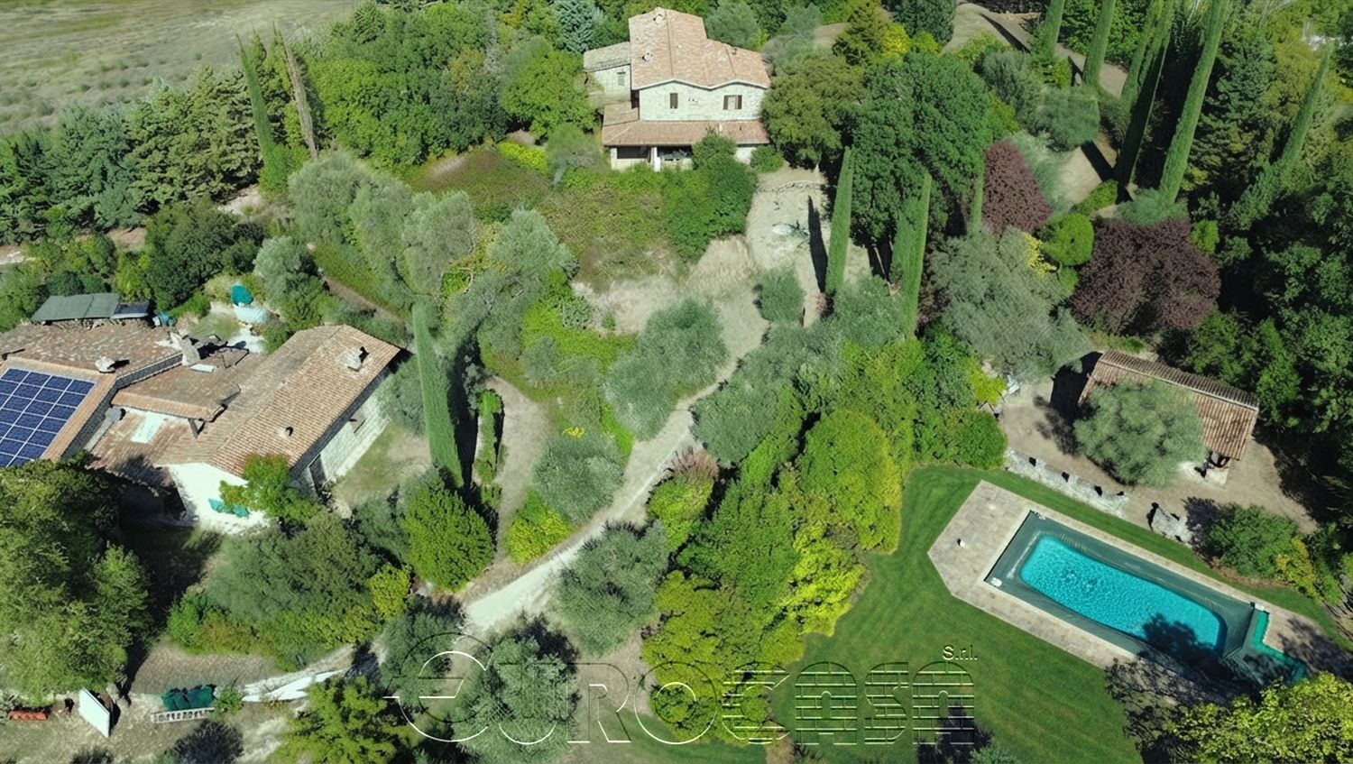 UMBERTIDE. 2 splendidi casali con piscina e 11 ettari di terreno con oliveto