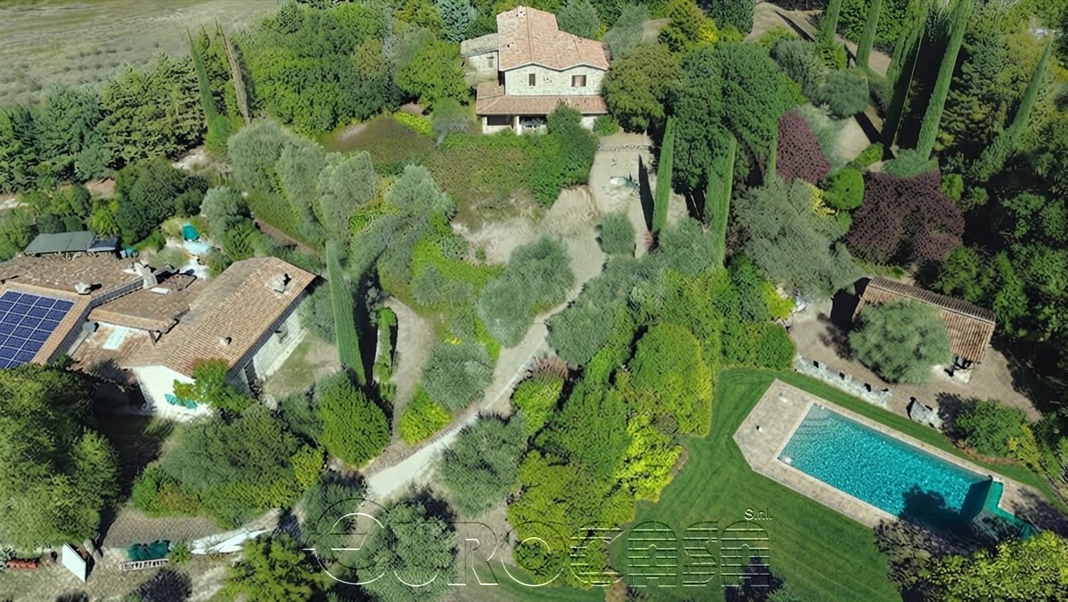 UMBERTIDE. 2 splendidi casali con piscina e 11 ettari di terreno con oliveto
