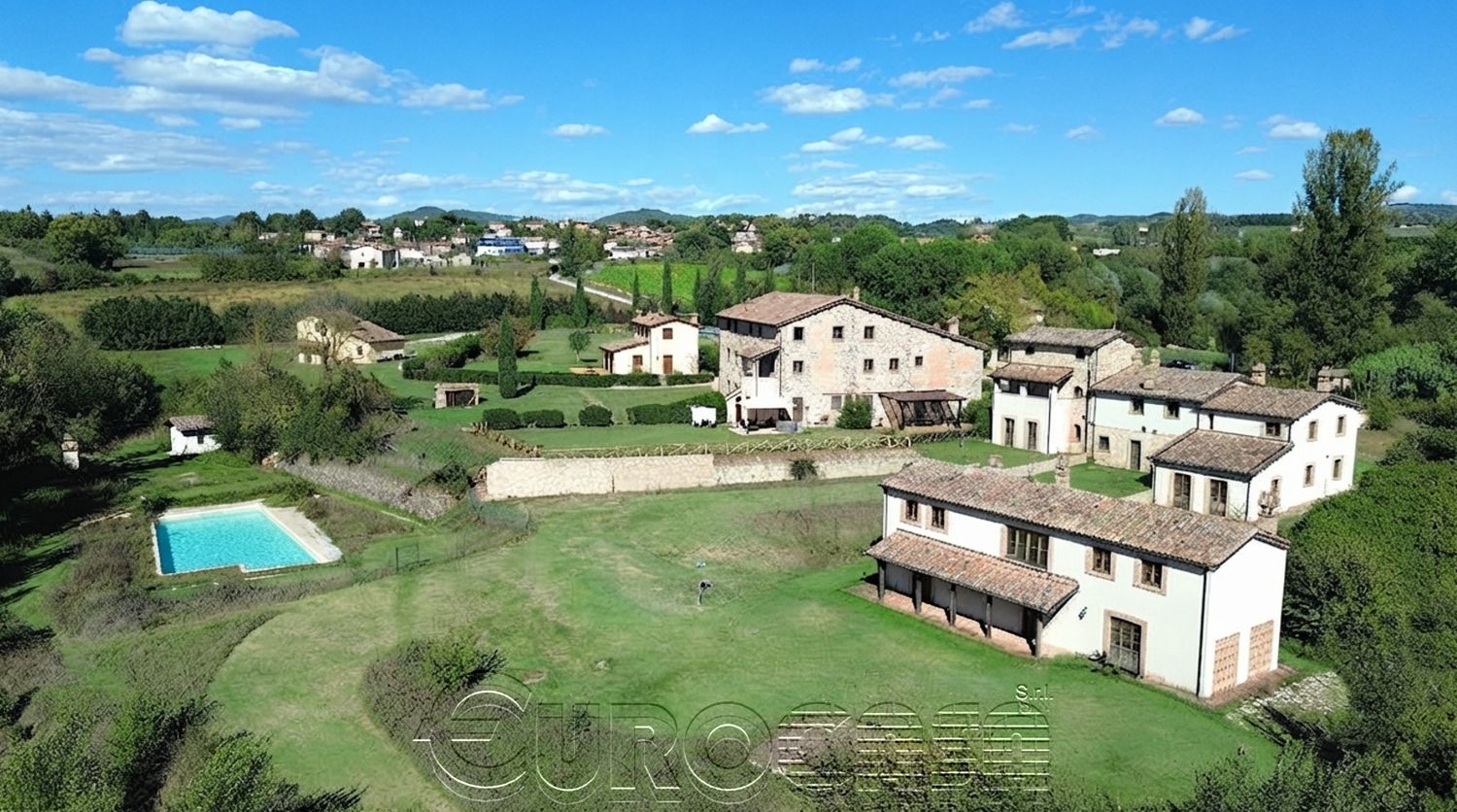 CITTA' DI CASTELLO. Casale unifamiliare con piscina e campo da tennis