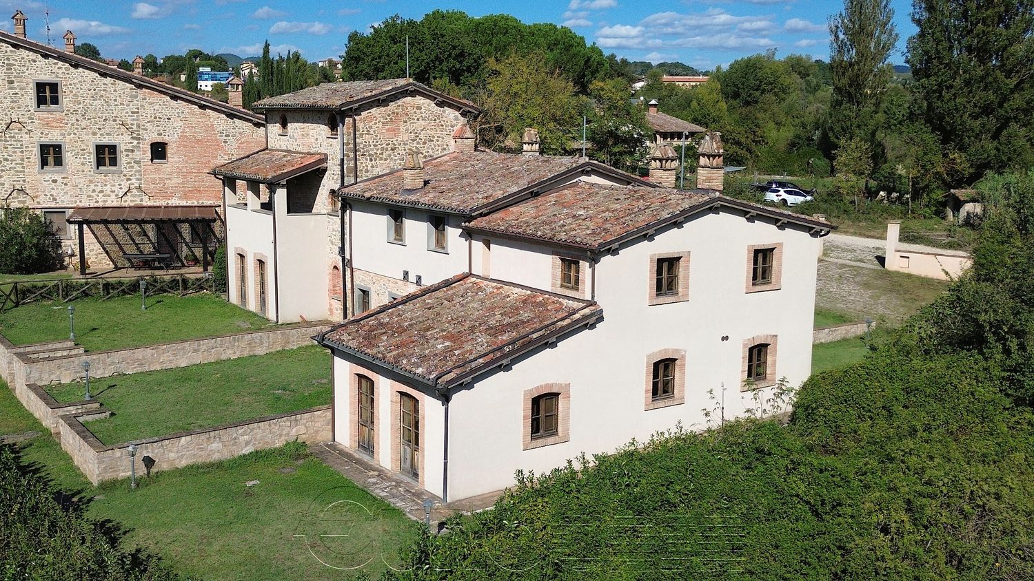 CITTA' DI CASTELLO. Casale trifamiliare a schiera, con uso piscina e campo da tennis