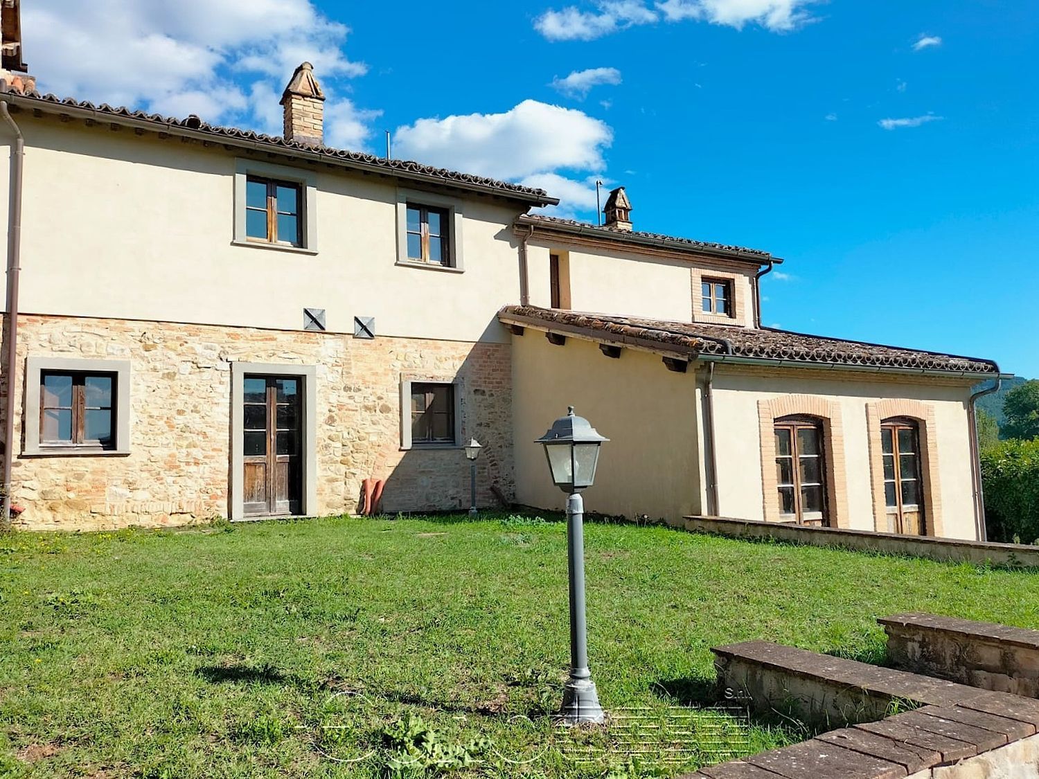CITTA' DI CASTELLO. Casale trifamiliare ristrutturato con uso piscina e campo da tennis