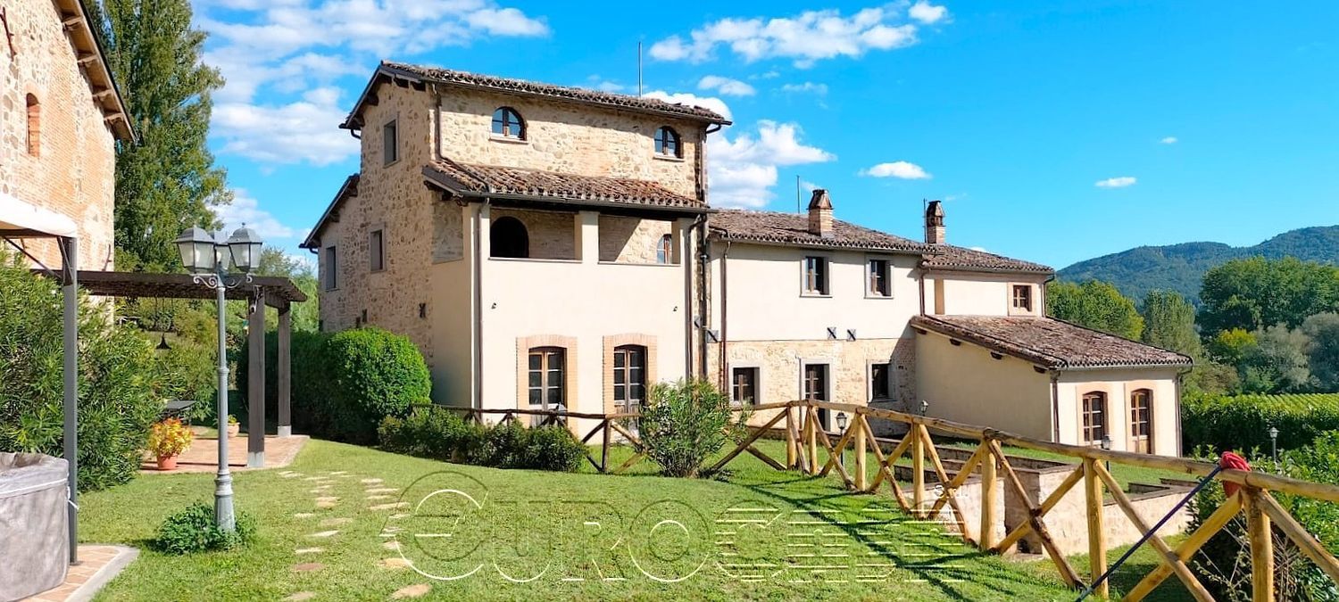 CITT' DI CASTELLO. Casali trifamiliare a schiera, con uso di piscina e campo da tennis
