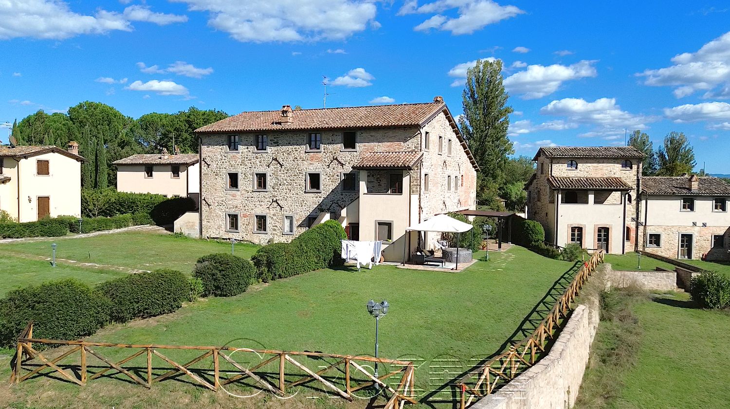 CITTA' DI CASTELLO. Appartamenti in casale rustico con uso di piscina e campo da tennis