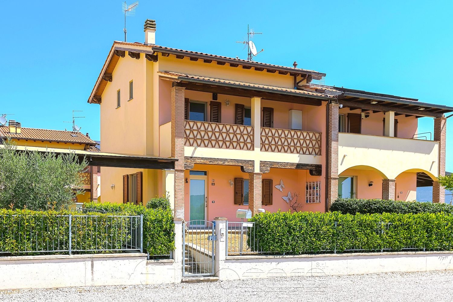 SANSEPOLCRO. Villa bifamiliare con ottime finiture ed arredo