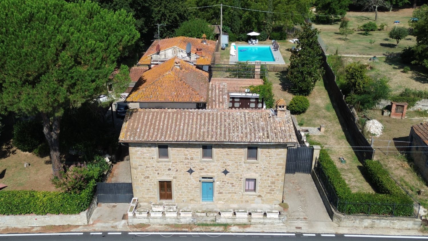 CORTONA. Porzione di casale con piscina