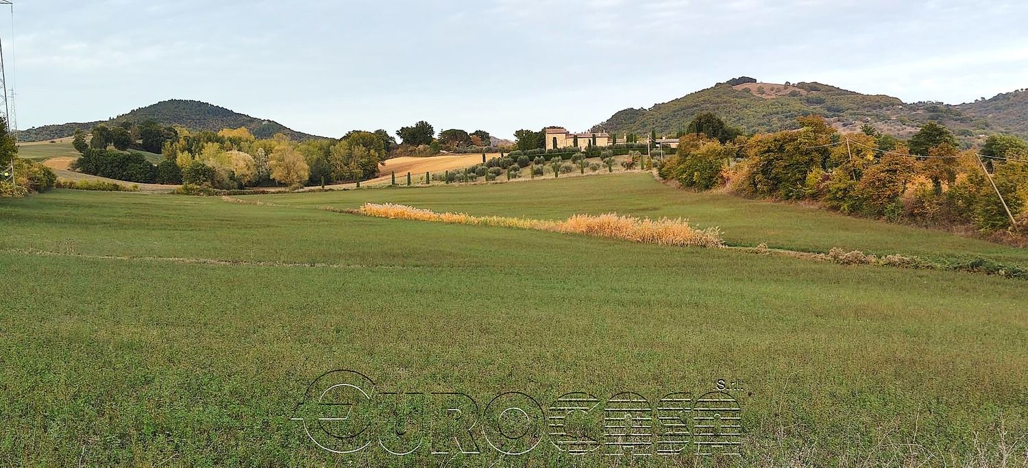 PERUGIA. Azienda agricola di 52 ha con capannoni e casale da ristrutturare