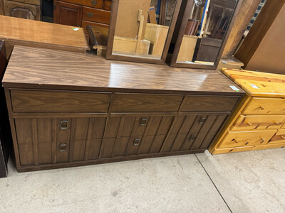 777305 Brown dresser with 2 mirrors