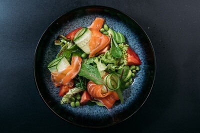 Салат с лососем , миксом зелени и бобами эдамаме в азитском соусе