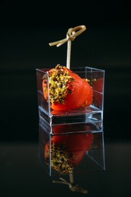 Рулетик из запеченного перца со сливочным муссом с артишоком и вялеными томатами