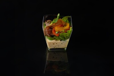 Салат с ростбифом, запеченным перцем и кунжутным соусом