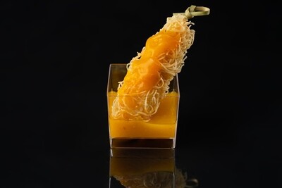 Креветка в тесте Катаифе и соусом из манго