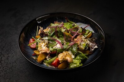 Салат с подкопченной семгой, томатами и запеченным картофелем