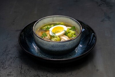 Куриный суп с домашней лапшой , брокколи и яйцом