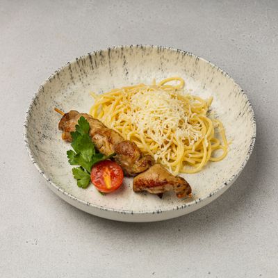 Спагетти с сыром и куриным шашлычком 330р