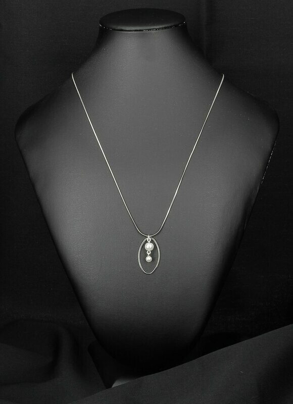 Collier serpentine, anneau ovale et perles nacrées