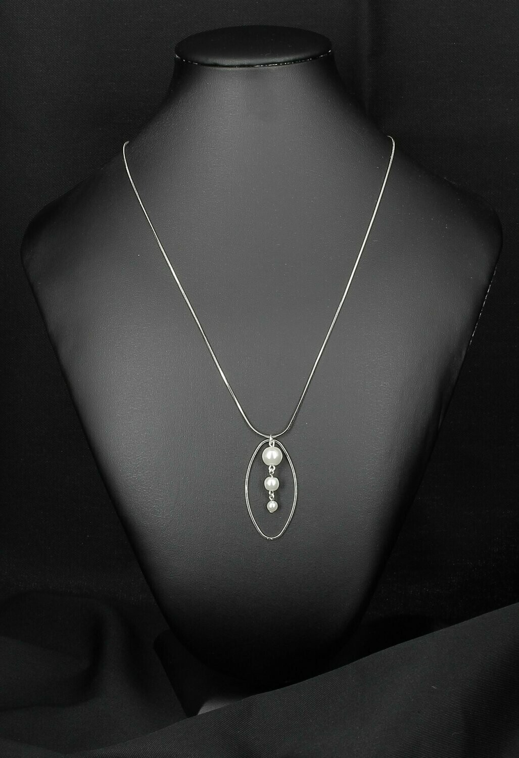Collier serpentine, anneau ovale et perles nacrées