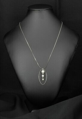 Collier serpentine, anneau ovale et perles nacrées