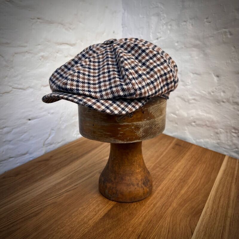 1920 NEWSBOY Chess Light