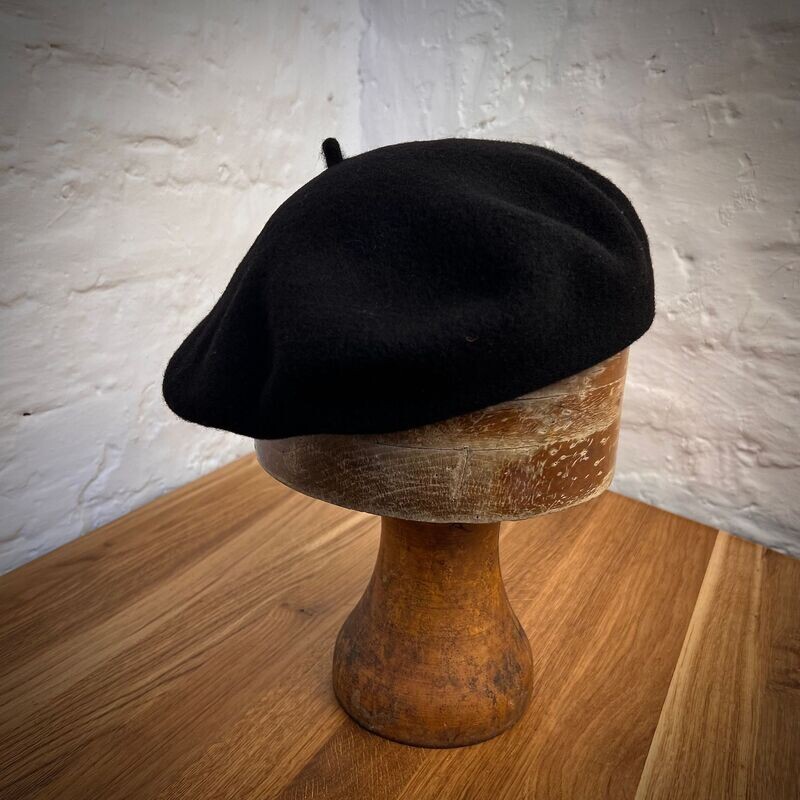 BASKE AUS SCHURWOLLE 1. Schwarz BASKE AUS SCHURWOLLE 1. Schwarz