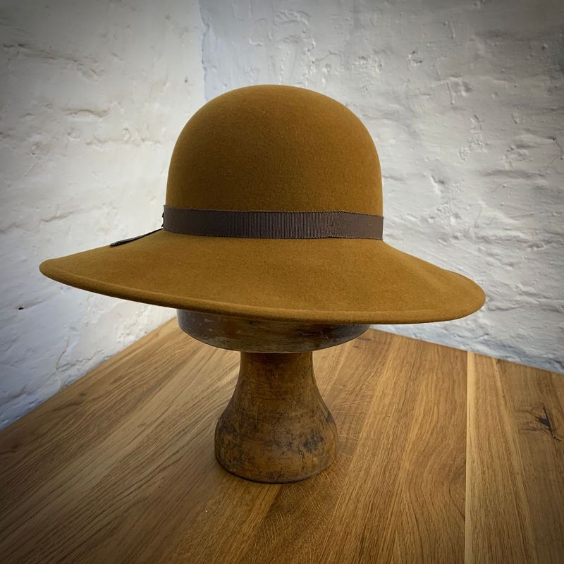 1920 CAPELINE Cashmere