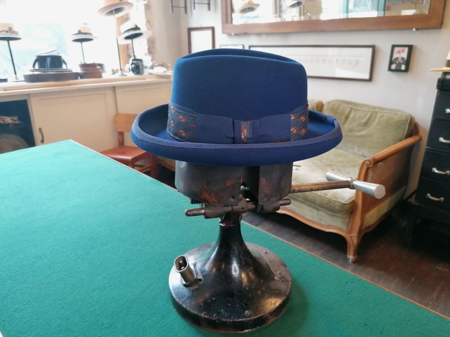 HOMBURG Königsblau, handgefertigt, Größe 59 cm