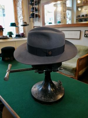 MODELL GEREON klassischer Herrenhut mit Schnittkante, handgefertigt. Anzahlung Anfertigung