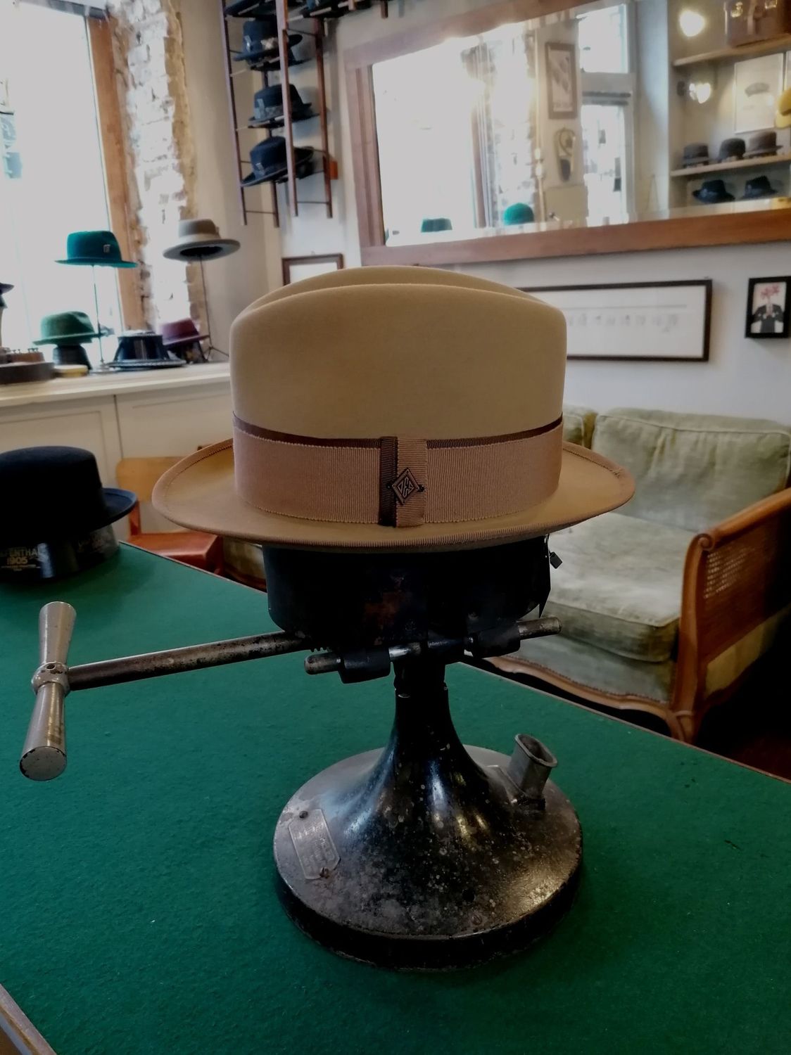 HOMBURG mit kurzem Rand, edler Haarfilz Velour, handgefertigt