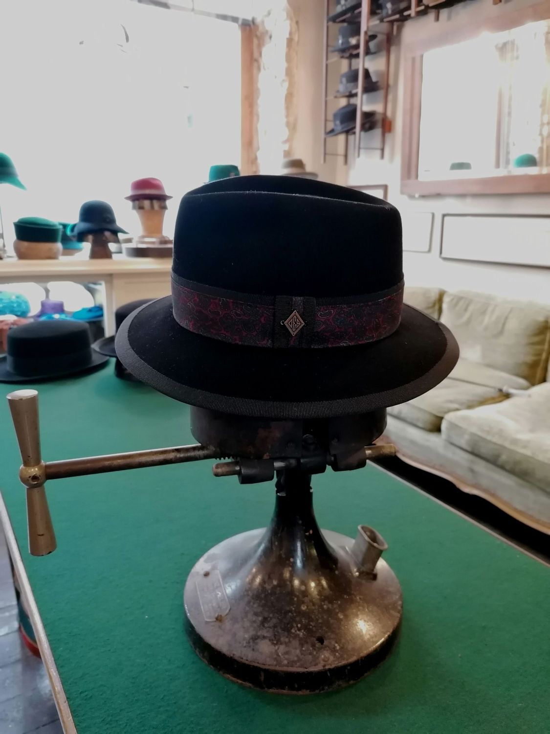 KLEINER FEDORA aus feinem Haarfilz, handgefertigt